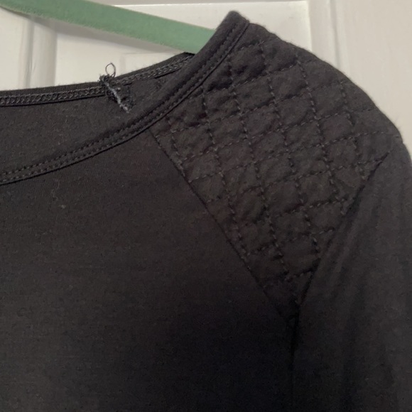 Banana Republic black T-shirt quilted shoulder lg - Picture 2 of 6